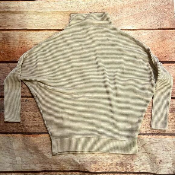 REB. in J. 220 Tops - REB in J. 220 Ribbed Turtleneck Top Size Medium